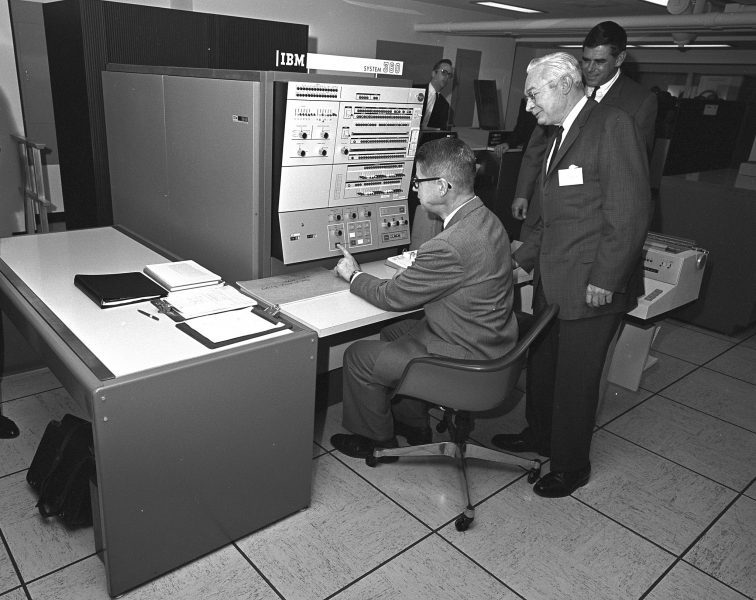 2048px-IBM_System_360_at_USDA